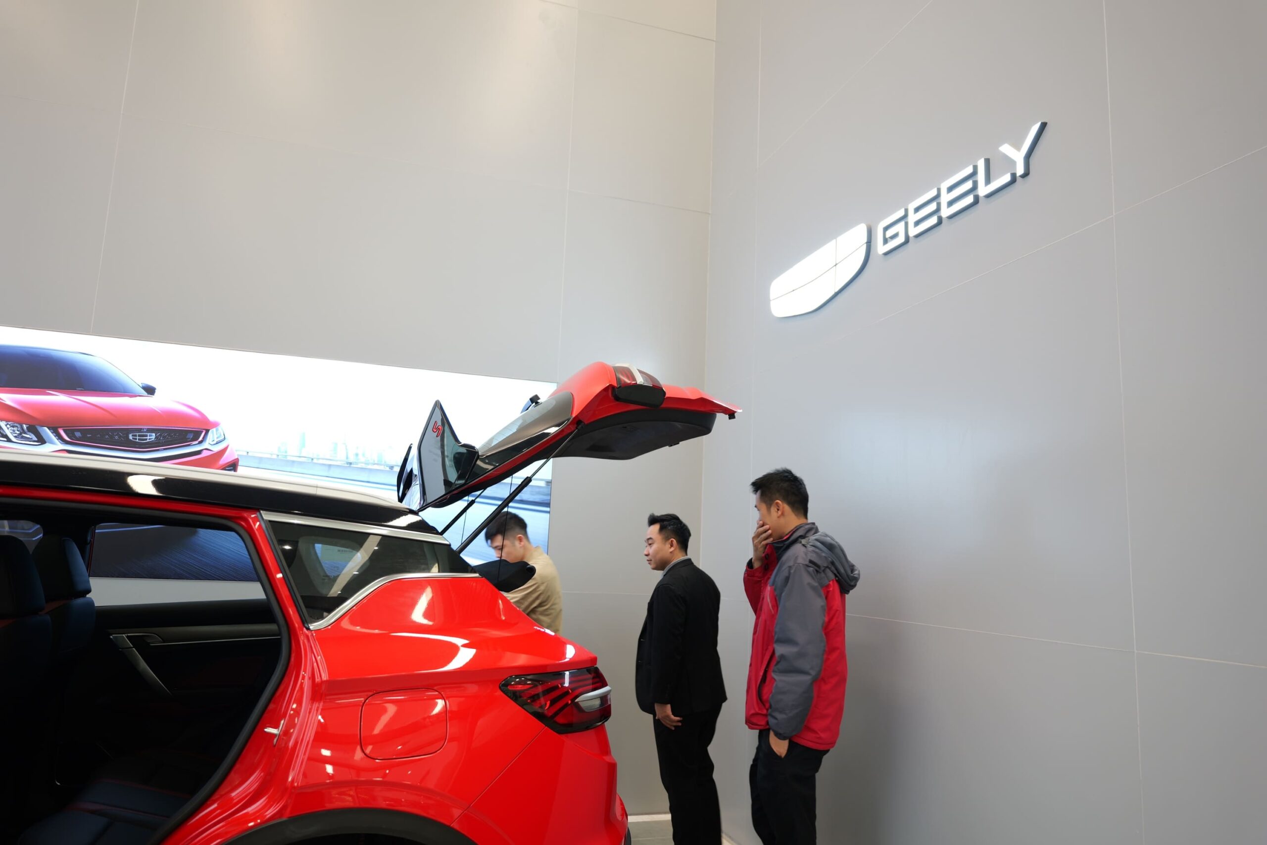 Đội ngũ Geely Phú Thọ hỗ trợ khách hàng nhiệt tình