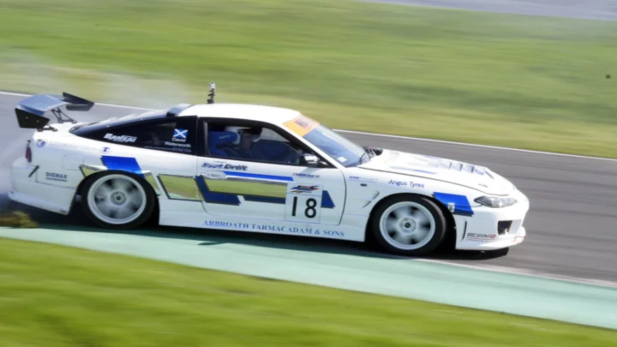 thuc hien ky thuat drift xe o to Thực hiện kỹ thuật drift xe ô tô